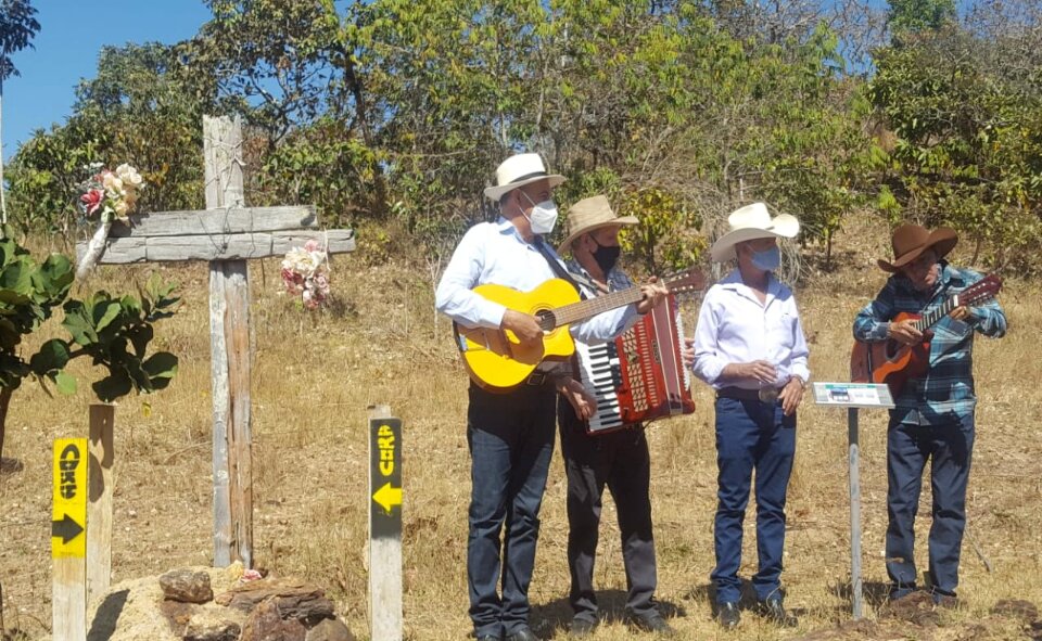 O ponto alto do roteiro foi realizado no sábado (21/08), na cidade de Goiás, com homenagens aos atletas da maratona, ao pé da cruz de Chico Mineiro, no melhor som da viola com músicos da Orquestra de Violeiros (Fotos: Secult-GO)