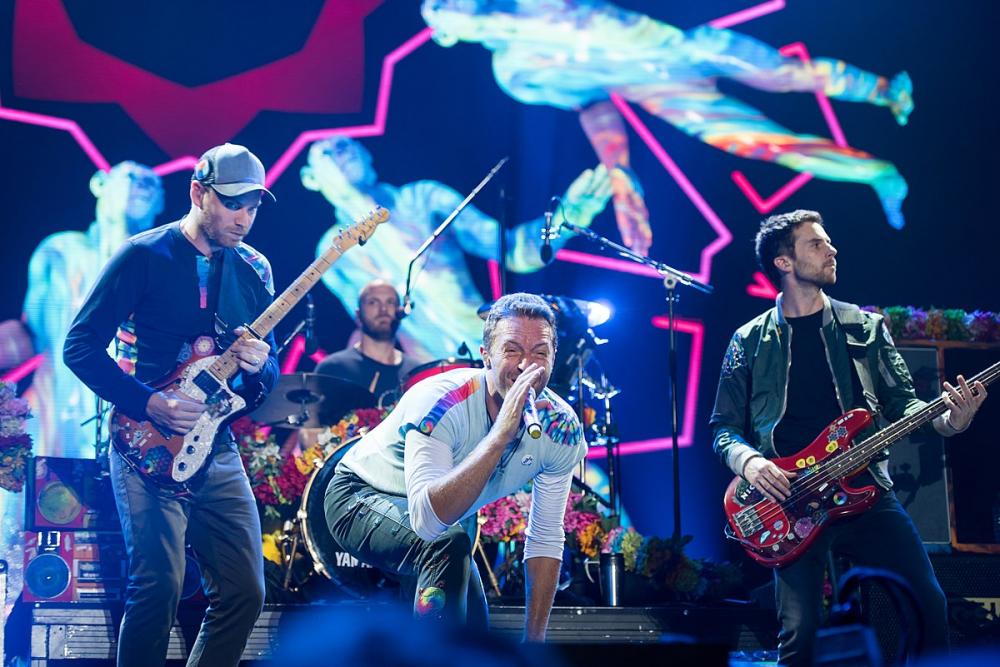 Coldplay durante um concerto em Hamburg, Alemanha, em 2017. Da esquerda para a direita: Jonny Buckland, Will Champion, Chris Martin e Guy Berryman.