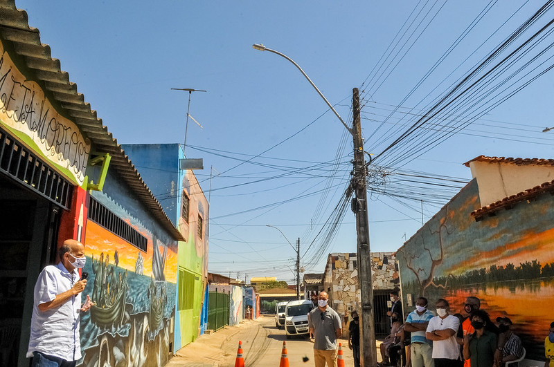 Um quarteirão de arte e cultura em São Sebastião agora está iluminado por luzes de LED. A nova iluminação de oito ruas do Setor Tradicional da cidade que receberam 31 novas lâmpadas do material, mais eficiente e econômico. Na foto o Governador em exercíci