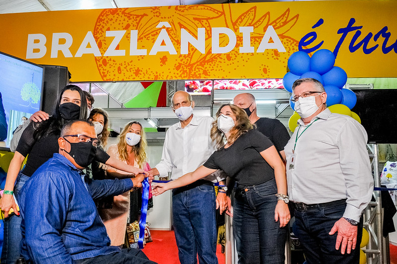 Com a presença de público, a 25ª edição da Feira do Morango, em Brazlândia, foi aberta aos visitantes na noite desta sexta-feira (3). Depois de ter sido realizada de forma online no ano de 2020, neste ano, as pessoas interessadas poderão frequentar o espa