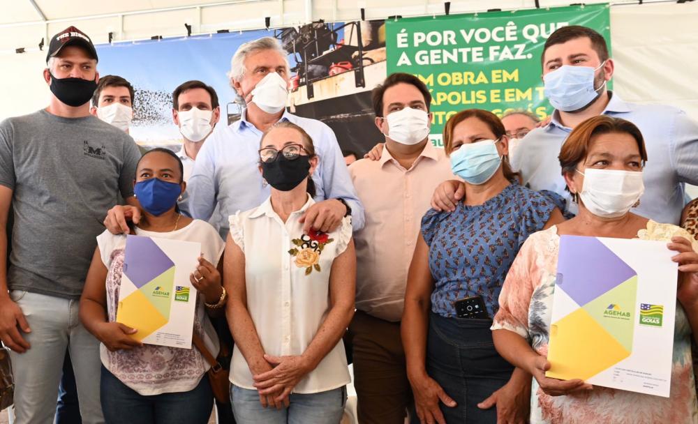 Além do lançamento da reconstrução da GO-330, também foram entregues escrituras para 50 famílias que moram no bairro Morada Nova, em Anápolis. “As obras estão saindo, em ritmo acelerado, com dinheiro depositado em caixa”, afirmou governador (Foto: Cristia