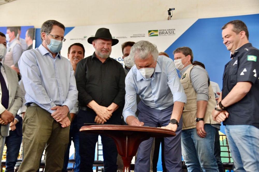 Em Anápolis, ao lado do ministro da Infraestrutura Tarcísio Gomes de Freitas, governador Ronaldo Caiado participa da assinatura do contrato de concessão das rodovias BR-153/080/414: “Tenho certeza que vocês estão devolvendo o Brasil aos brasileiros, assim