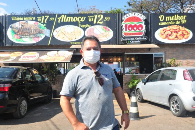 O quiosqueiro Raimundo Aguiar precisou reduzir pela metade a equipe de funcionários durante a pandemia | Fotos: Joel Rodrigues/Agência Brasília