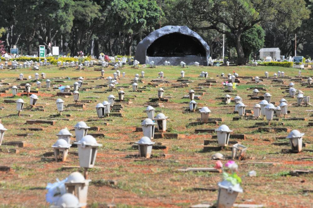 A Secretaria de Justiça e Cidadania (Sejus), responsável por coordenar a concessão dos cemitérios do Distrito Federal, estima que mais de 500 mil pessoas passarão pelas seis unidades cemiteriais no feriado de Dia de Finados | Foto: Paulo H Carvalho / Agên