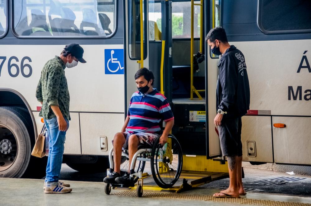 A plataforma elevatória é considerada o principal item de acessibilidade nos ônibus | Foto: Lúcio Bernardo Jr