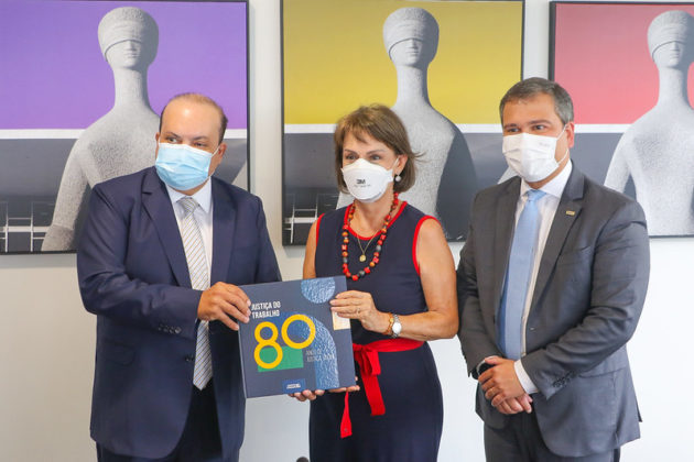 Governador assina cessão de espaço para agência do BRB no TST O contrato permite a instalação de posto de atendimento nas dependências do tribunal. Na foto Ibaneis Rocha, governador do Distrito Federal, Maria Cristina Peduzzi, presidente do TST e Paulo He
