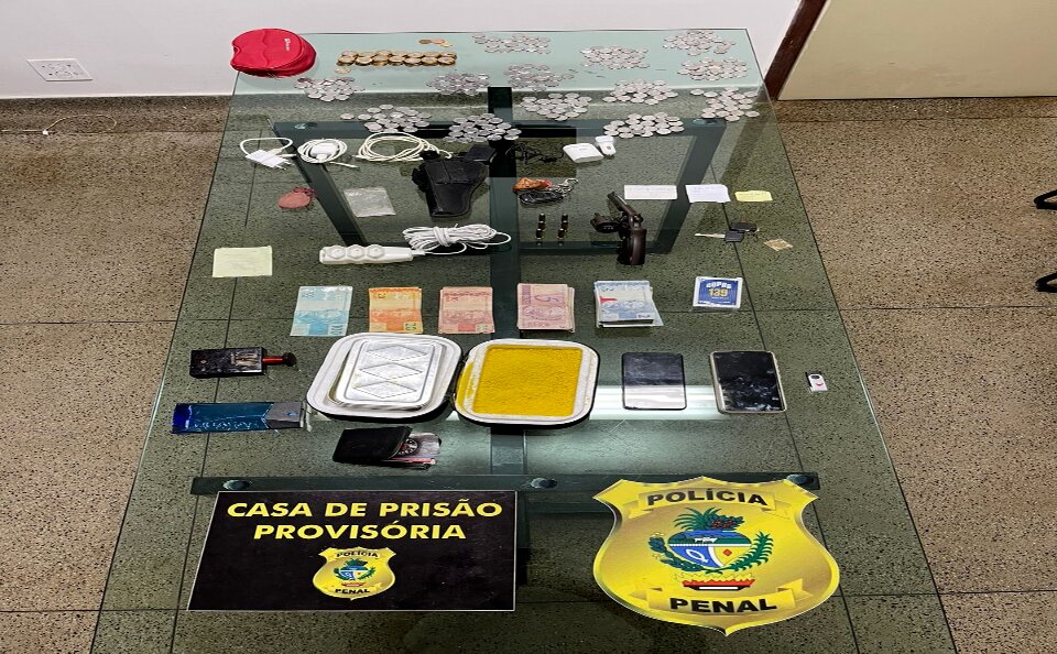 O servidor alegou que, caso finalizasse o repasse do aparelho, iria receber uma quantia monetária. Os agentes também encontraram com o VPT uma arma de fogo sem registro (Foto:DGAP)
