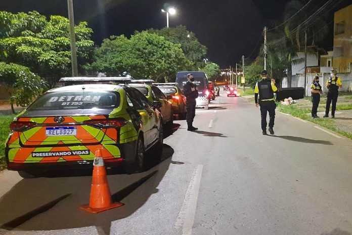 Detran, Polícia Militar e DER-DF promoveram ações para coibir o trânsito de veículos conduzidos por motoristas sob efeito de álcool. Resultado da primeira noite de Carnaval: 252 motoristas autuados | Foto: Divulgação / SSP-DF
