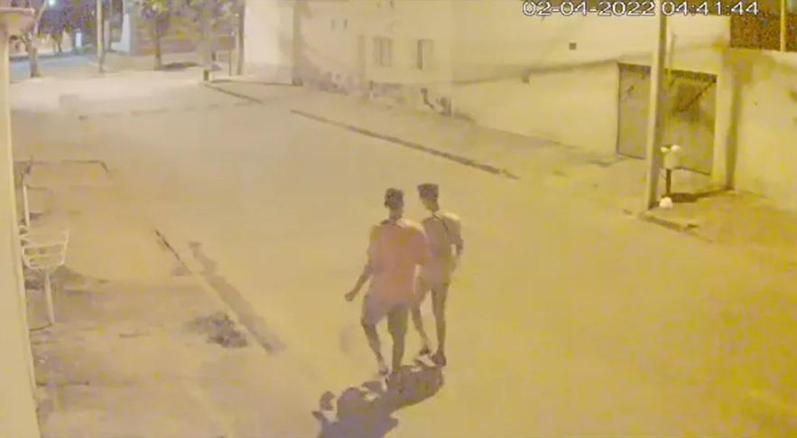 Câmera de segurança flagra momento em que vítima e suspeito chegam no apartamento. Foto: Reprodução/PC