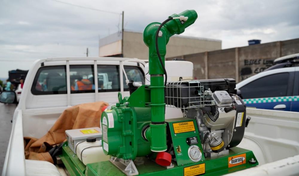 Caminhonete pronta para dispersar produto contra Aedes aegipty, na ação em Valparaíso de Goiás
