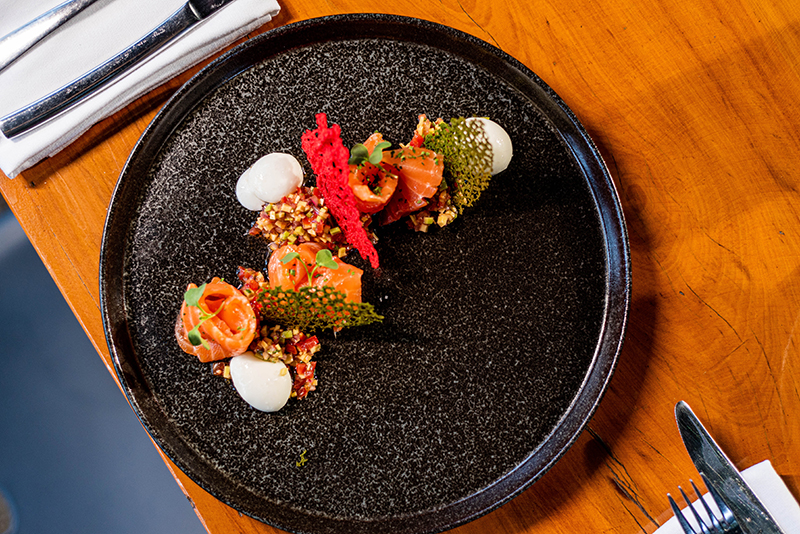 Tartar de avocado com salmão marinado, milho andino e esfera de burrata - Aroma