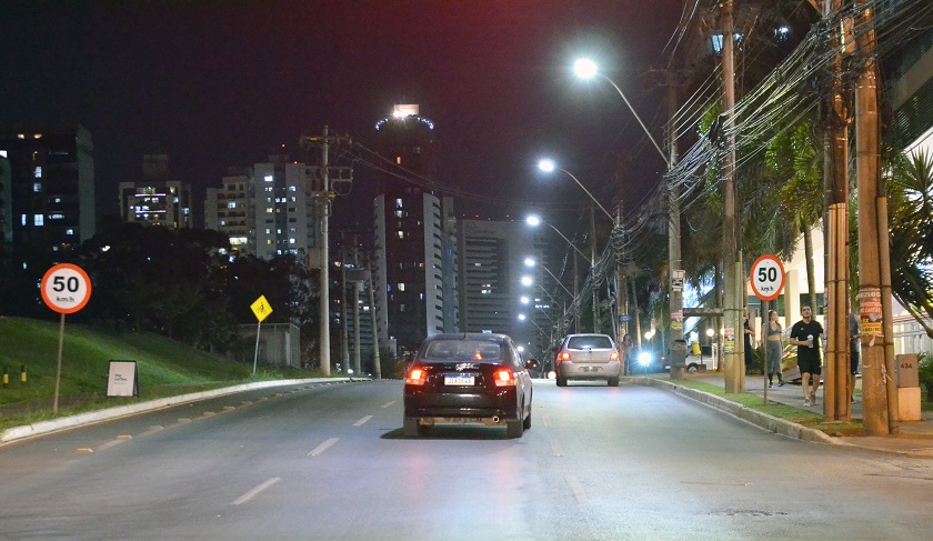 Áreas de intensa circulação, as avenidas Castanheiras, Araucárias e Parque ficaram bem mais iluminadas para os pedestres e motoristas | Foto: Divulgação CEB Ipes
