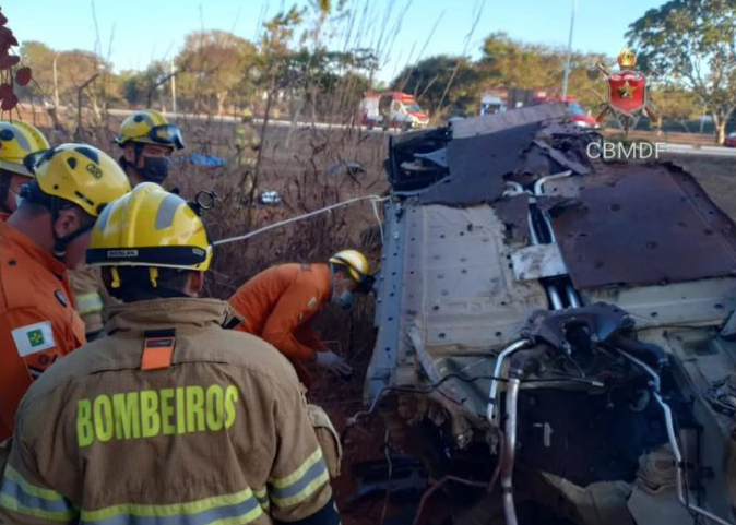 Carro ficou totalmente destruído após o acidente Fotos: CBMDF
