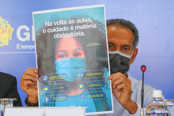 Em coletiva de imprensa no Palácio do Buriti, o secretário de Comunicação, Weligton Moraes, apresentou o cartaz que será afixado nos locais de grande circulação das escolas | Foto: Renato Alves/Agência Brasília