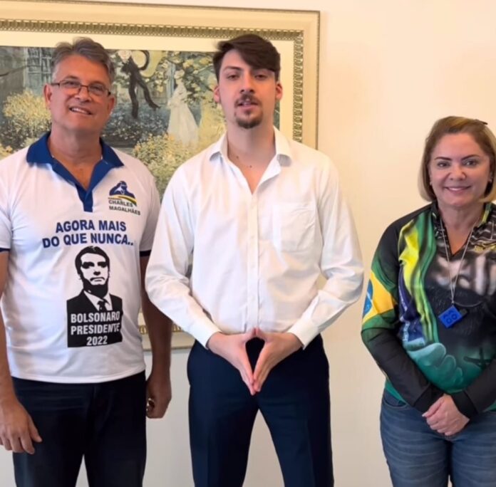 Renan Bolsonaro pede voto para Coronel Charles Magalhães para Deputado Federal e Cristina Bolsonaro para deputada distrital | Foto: Redes Sociais.
