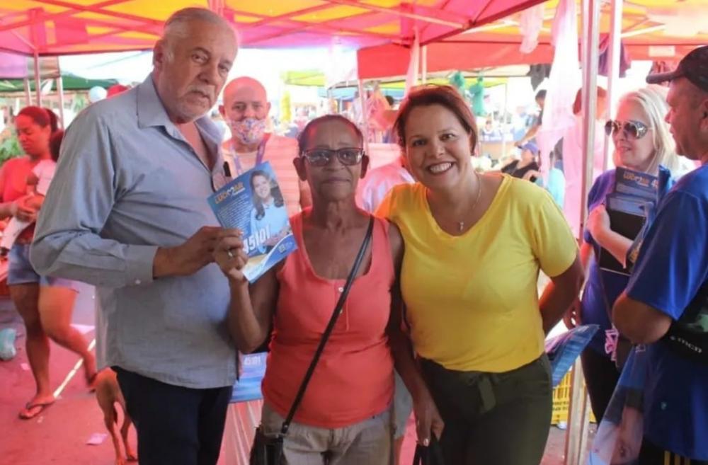 A candidata a deputada distrital, professora Lucimar, junto com seu pai Zé Edmar em panfletagem nas Feiras | Foto: Redes Sociais.