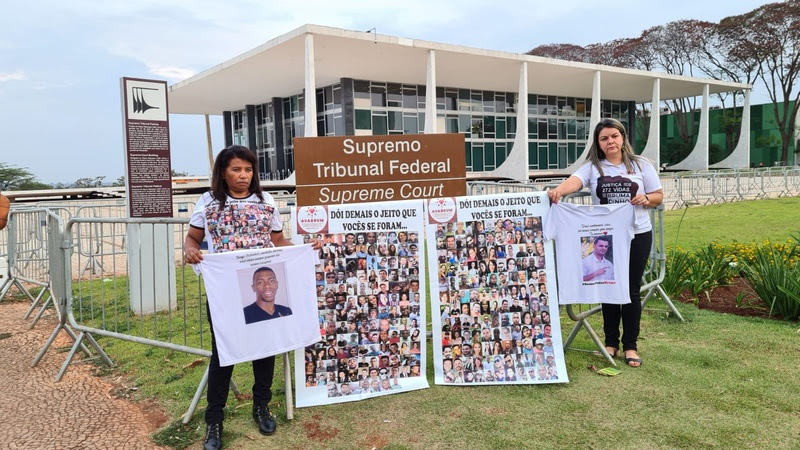 Apelo ao STF: Andresa e Jacira expõem fotos das 272 vítimas da tragédia-crime de Brumadinho, dentre os quais seus filhos, Bruno Rocha Rodrigues e Thiago Mateus Costa (respectivamente).