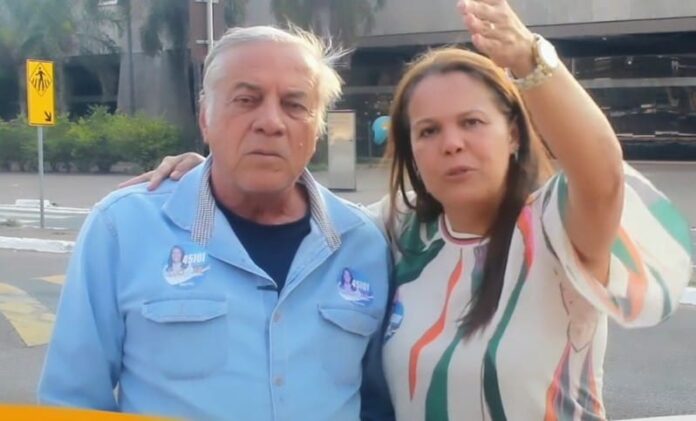 Professora Lucimar, candidata à deputada distrital, junto com seu pai Zé Edmar Cordeiro em frente à Rodoferroviária | Foto: Redes Sociais.