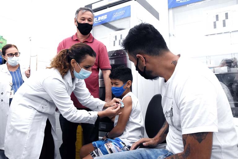 Seja nas UBSs ou nos Carros da Vacina, é possível receber mais de uma vacina no mesmo dia | Foto: Tony Winston