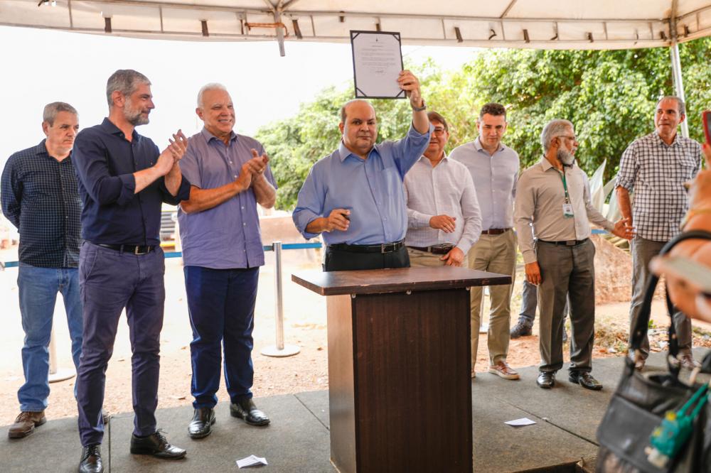 Governador assinou ordem de serviço, nesta sexta-feira (21), para uma obra aguardada por mais de 30 anos pela comunidade do Riacho Fundo II | Fotos: Lúcio Bernardo Jr/Agência Brasília