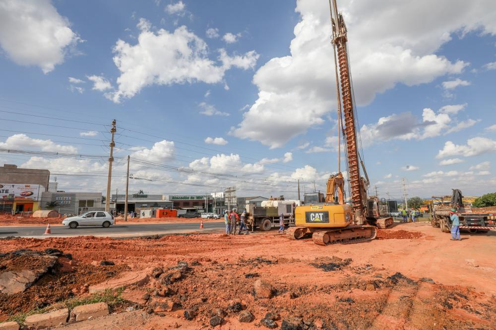 Atualmente, uma perfuratriz pode ser vista no meio da EPNB executando a retirada do solo e a colocação de estacas de concreto | Fotos: Joel Rodrigues/Agência Brasília