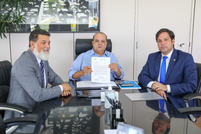 Durante o encontro, os deputados Robério Negreiros e Jorge Vianna apresentaram ao governador Ibaneis Rocha documento oficializando o compromisso de compor a base aliada | Foto: Renato Alves/ Agência Brasília