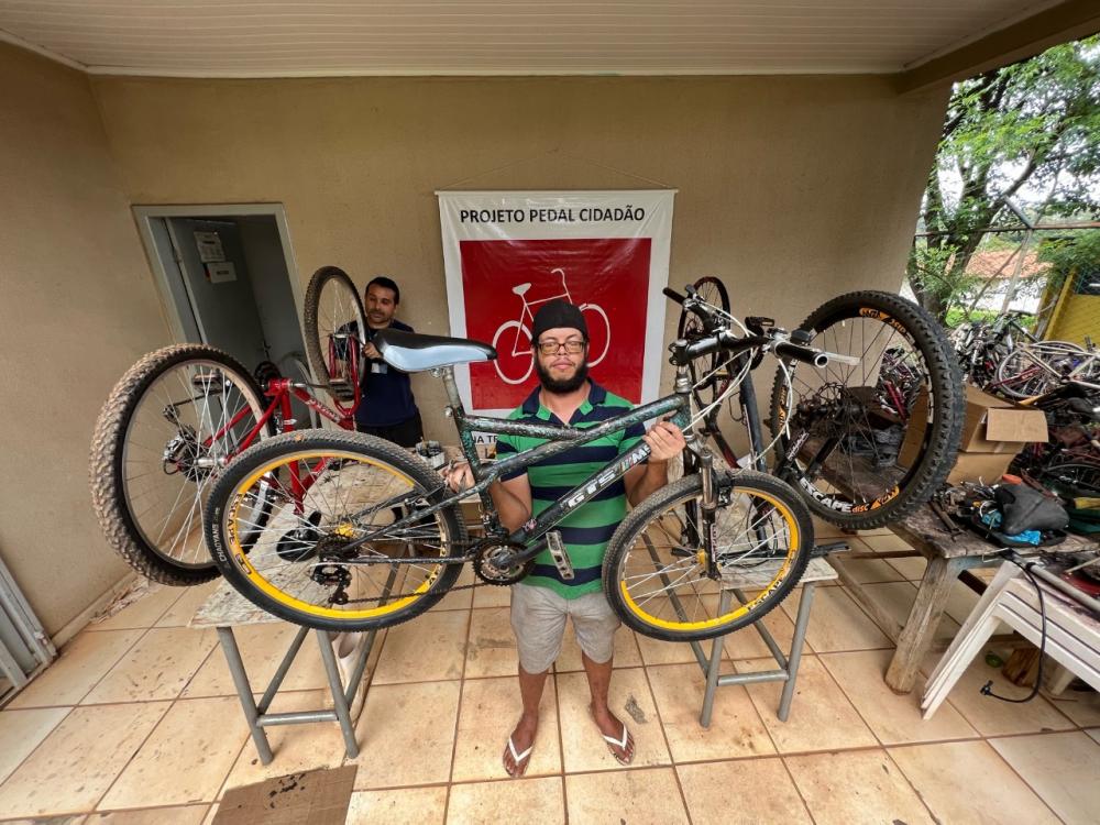 Jonatas da Costa, 31 anos, recebeu apoio no Centro Pop e participa do Pedal Cidadão, que já certificou cerca de 40 pessoas em mecânica profissional de bicicleta | Foto: Ádamo Dan/Sedes