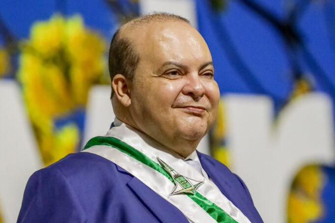 Governador reeleito, Ibaneis Rocha se apresentou na solenidade de recebimento da faixa já usando o distintivo | Foto: Renato Alves / Agência Brasília