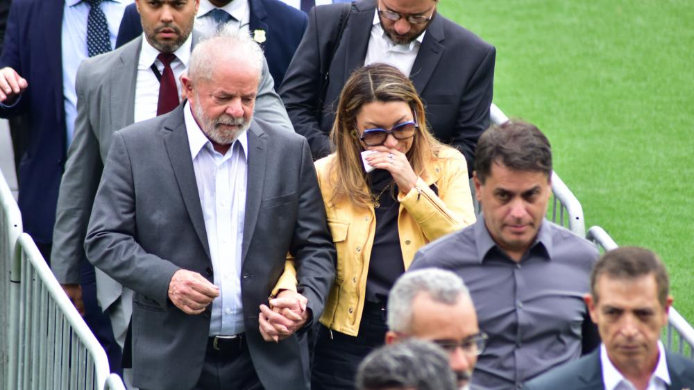 Lula chega à Vila Belmiro para o velório de Pelé - Alguns torcedores que estavam presentes no local aplaudiram o chefe de Estado e depois cantaram o hino nacional. © AgNews