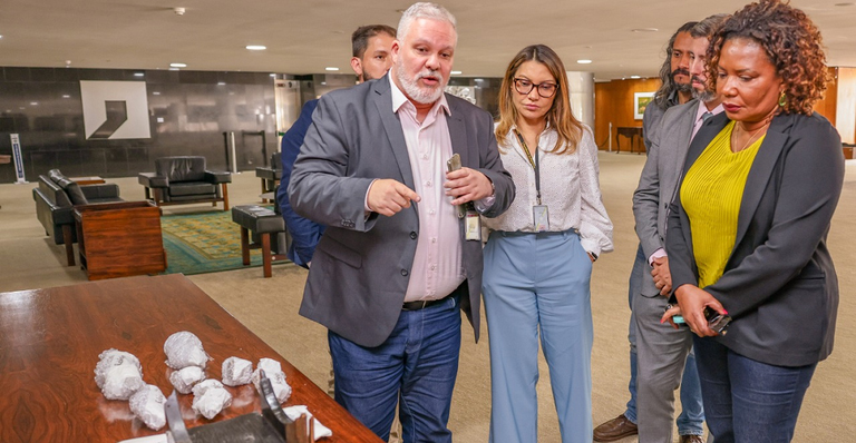 A ministra Margareth Menezes (Cultura), acompanhada de Janja Lula da Silva e de Rogério Carvalho, curador de artes do Palácio do Planalto - Foto: Claudio Kbene