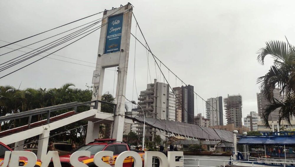 Ponte ficou na vertical após romper cabo (Imagem feitas do Passo de Torres de manhã cedo)