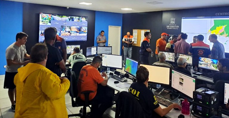 Equipes da Defesa Civil no Centro de Operações Integradas da prefeitura de São Sebastião. Foto: Divulgação