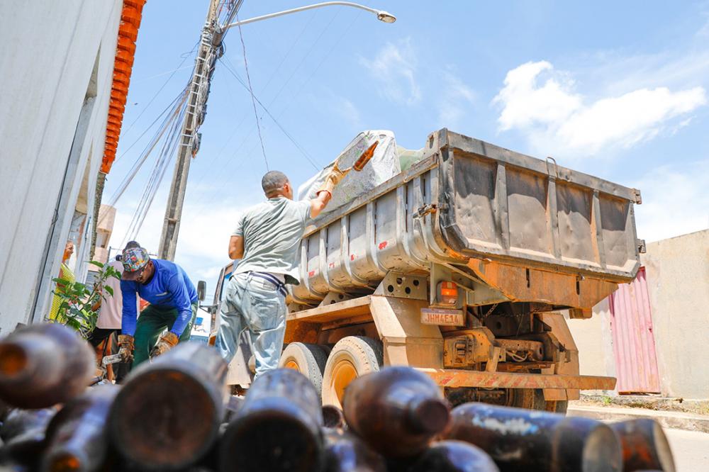 Em Planaltina, dois caminhões circularam pelas Estâncias 3 e 5 nesta segunda-feira recolhendo os descartes deixados nas portas das residências | Fotos: Lúcio Bernardo Jr. / Agência Brasília