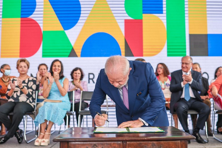 Presidente Lula assina decreto que garante dignidade menstrual a pessoas de baixa renda. Foto: Ricardo Stuckert/ PR