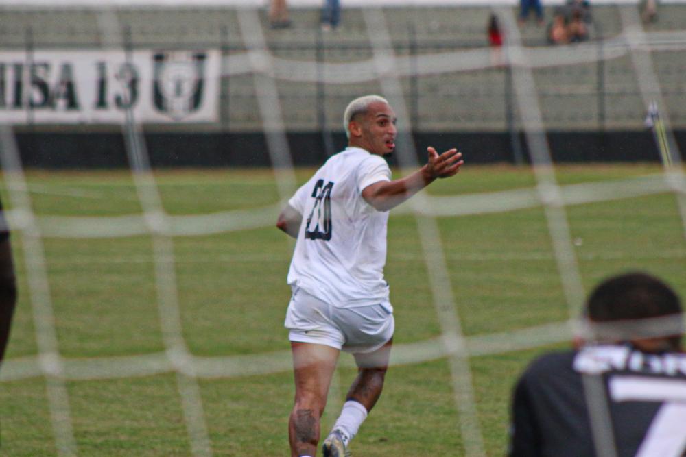 Clemente comemora gol para o Ceilândia sob o Taguatinga. Foto: Lucas Bolzan/Ceilânda E.C