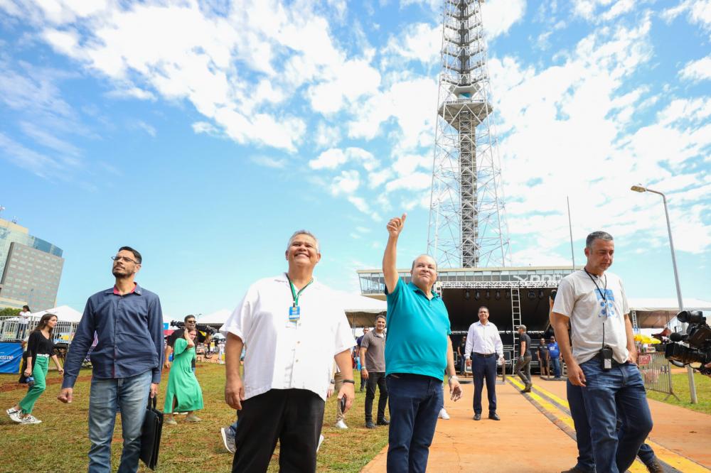 Um dia de sol, com céu limpo e claro e pessoas na rua aproveitando a cidade. Brasília começou a sexta-feira (21), dia em que completa 63 anos, com a sua cara. As diversas atividades que marcam o aniversário da capital ao longo de todo o Eixo Monumental fo