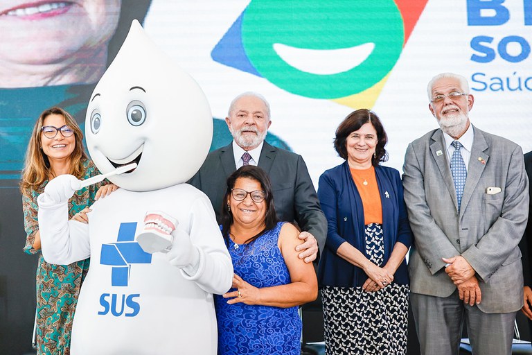 A primeira-dama Janja, o presidente Lula, a auxiliar de cozinha Eunice dos Santos, a ministra Nísia Trindade e o deputado Jorge Solla durante o evento de retomada do Brasil Sorridente. Foto: Ricardo Stuckert / PR
