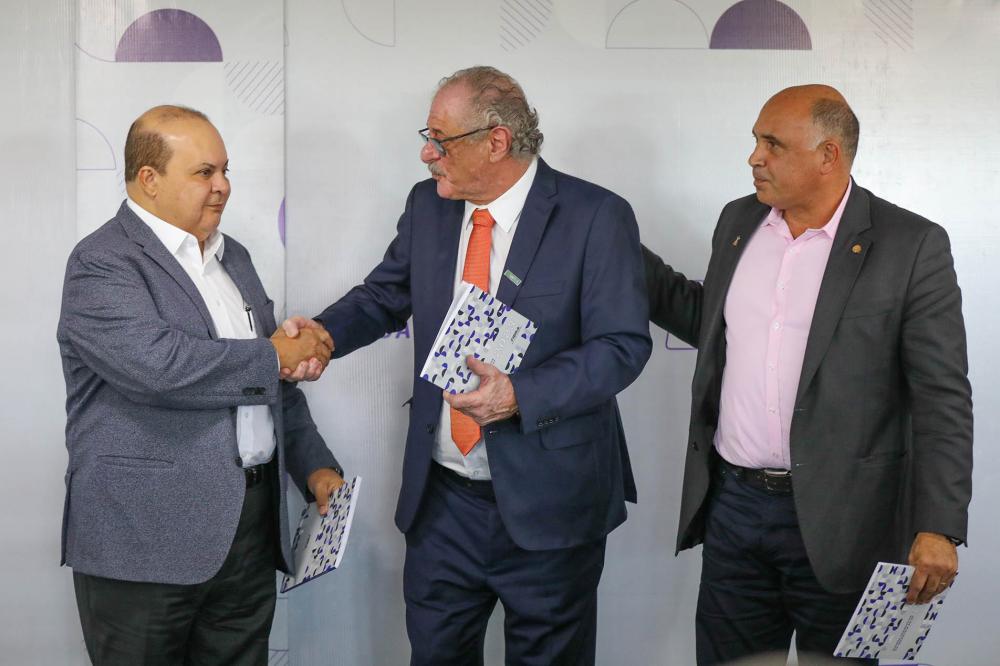 Governador Ibaneis Rocha (E), durante o lançamento das propostas que tramitam na CLDF para este ano: “Fico feliz de receber essa agenda, que será estudada e desenvolvida em parceria com o setor produtivo para avançarmos cada vez mais” | Foto: Renato Alves