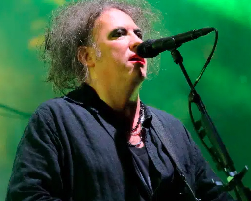 Foto de Robert Smith com o The Cure via Shutterstock