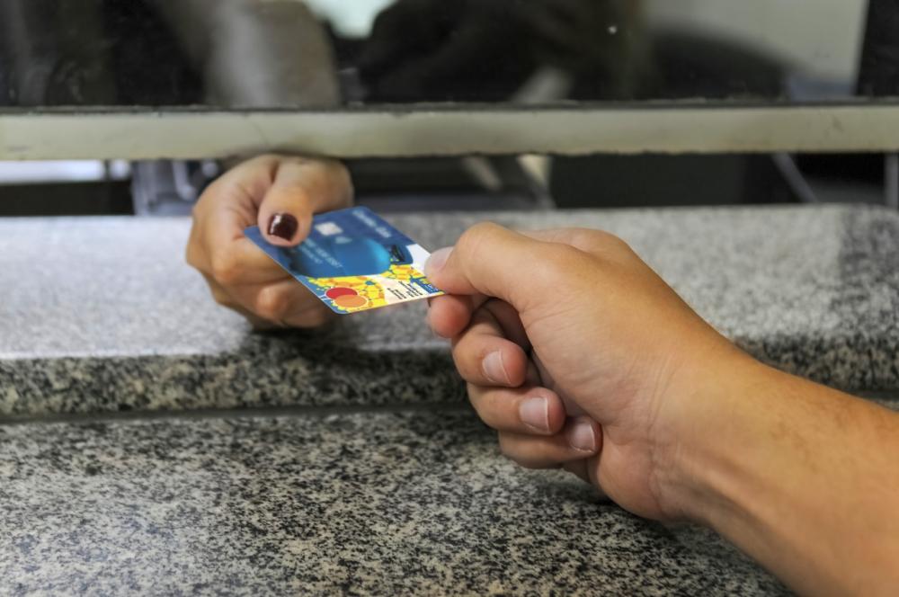 Apenas novos beneficiários precisam retirar os cartões nas agências do BRB | Foto: Divulgação/Sedes