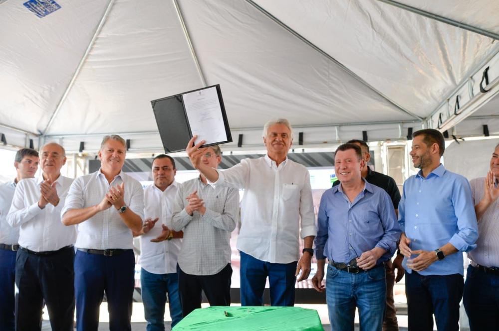 Governador Ronaldo Caiado durante assinatura da ordem de serviço que dá início às obras do Mercadão do Entorno de Águas Lindas de Goiás (Fotos: Lucas Diener)