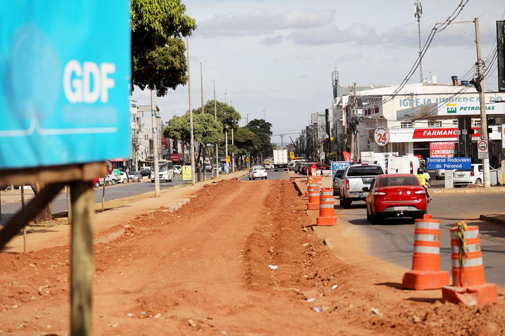 As obras de pavimentação da Avenida Principal do Paranoá chegaram à quarta fase de execução. Atualmente, máquinas e operários da Secretaria de Obras e Infraestrutura (SODF) trabalham no trecho próximo ao terminal rodoviário da região, na altura das quadra