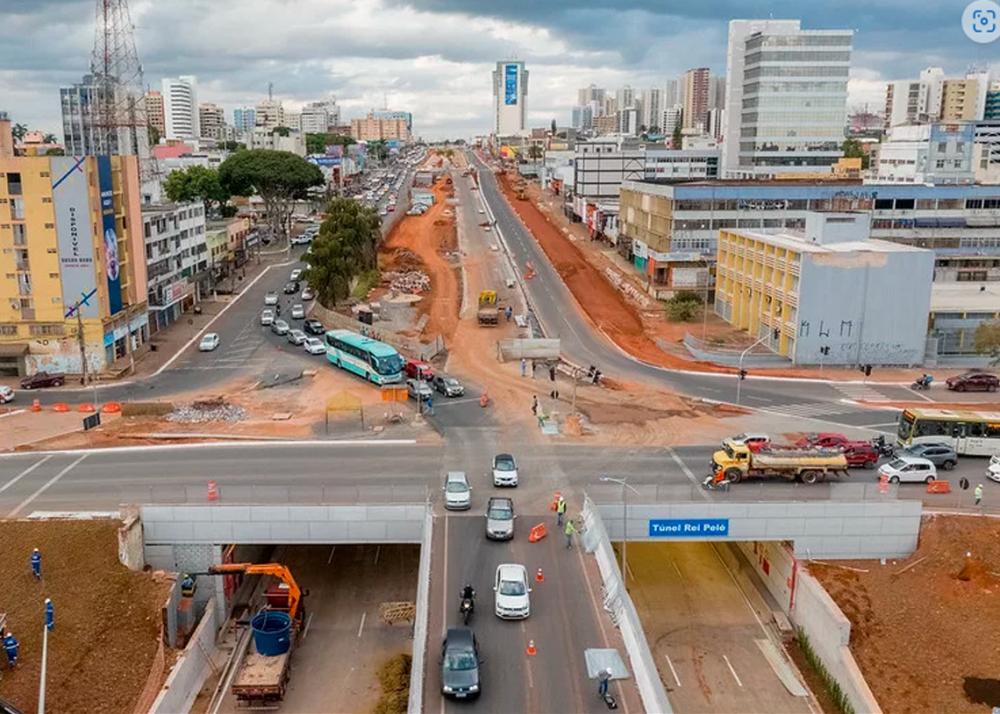 Agora é oficial! Uma placa azul com letras brancas mostra que a maior obra viária já construída em Taguatinga tem nome de estrela: Túnel Rei Pelé. A fixação do aviso na entrada da passagem subterrânea foi feita na tarde desta quinta-feira (1º). Era o deta
