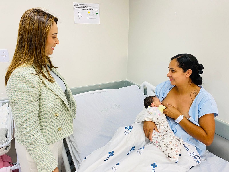 Diretora técnica do HEL, médica Renata Meirelles, orienta puérpera sobre clima seco (Foto: SES)