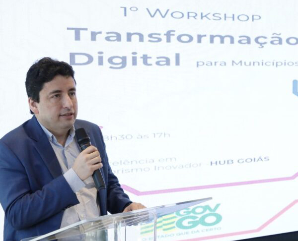 Secretário-geral de Governo, Adriano da Rocha Lima, afirma que o Goiás de Fibra vai garantir conexão rápida e segurança aos 246 municípios goianos (Foto: Edinan Ferreira)