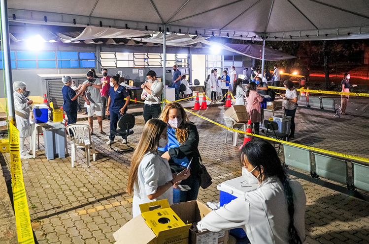 Vacinação noturna em postos de saúde foi uma das estratégias do Governo do Distrito Federal (GDF) para ampliar a cobertura vacinal da população | Foto: Joel Rodrigues/Agência Brasília