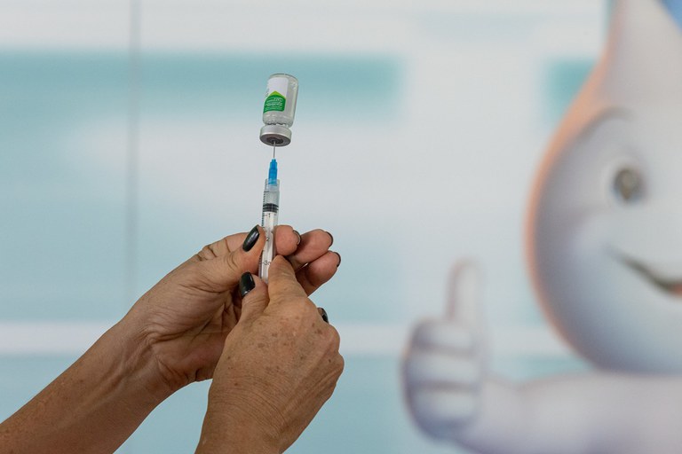 Mesmo com a mudança gradativa para versão injetável, o Zé Gotinha vai continuar na missão de sensibilizar as crianças das ações de imunização. Foto: Myke Sena/MS