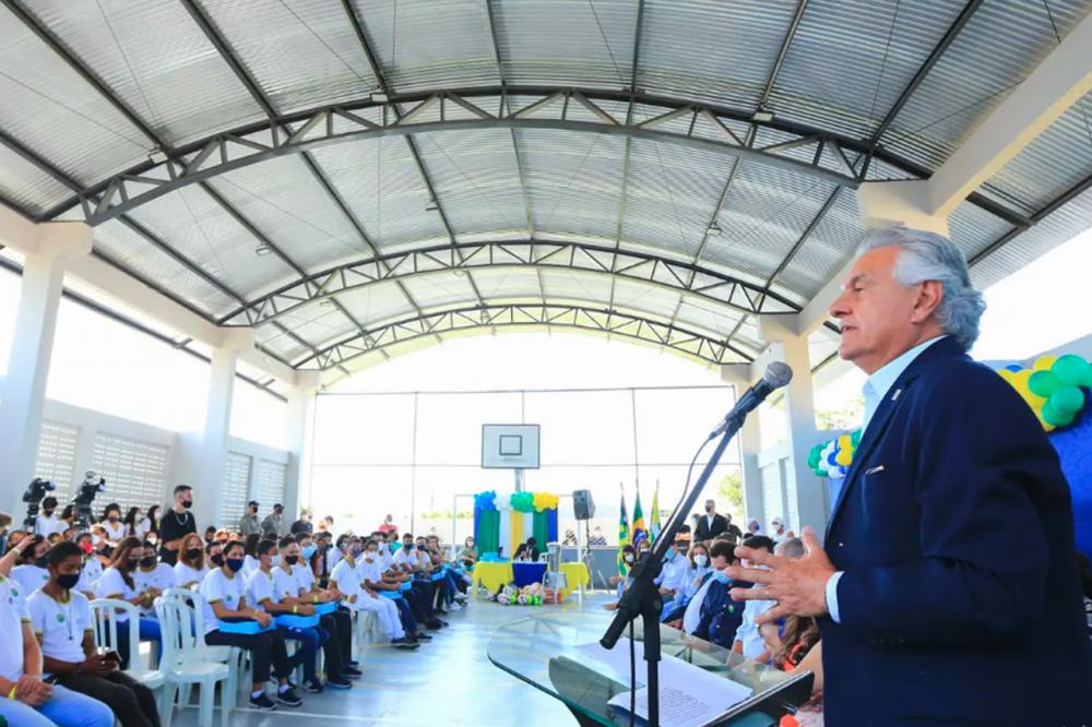 Caiado durante visita escola estadual em Aparecida de Goiânia | Foto: divulgação/Secom