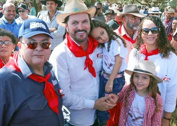 Claudio Abrantes faz parte da comunidade cultural há décadas, amigo de Ibaneis, fiel desde a primeira eleição do governador, e muito dedicado à família e ao Divino Espírito Santo | Foto: Reprodução Instagram