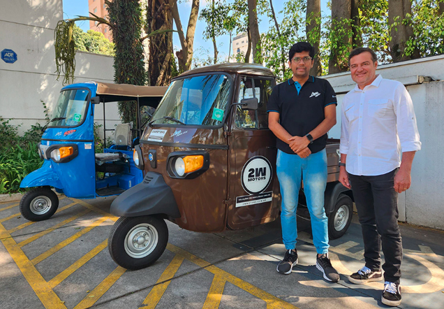 Rajendra Kakad, gerente de pós-vendas da Piaggio, na Índia, e Raul Fernandes Jr., sócio da 2W Motors, com os triciclos que chegam ao País. Foto: Arthur Caldeira